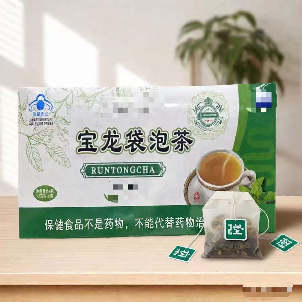 传统中药材展示，包括各种草本植物，木质托盘，自然光线，健康养生概念